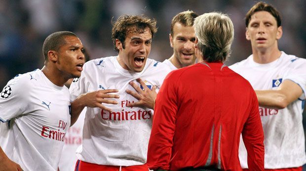 
                <strong>Hamburger SV</strong><br>
                Hamburger SV: Ähnlich wie Gladbach jetzt, starten die Hanseaten 2006/2007 schwach in Liga und Königsklasse. Das Team von Thomas Doll hat gegen Arsenal, Porto und ZSKA Moskau keine Chance. Am Ende verhindert der HSV mit dem 3:2 gegen Moskau am letzten Spieltag gerade noch eine Null-Punkte-Vorrunde. Davor setzt es fünf Pleiten.
              
