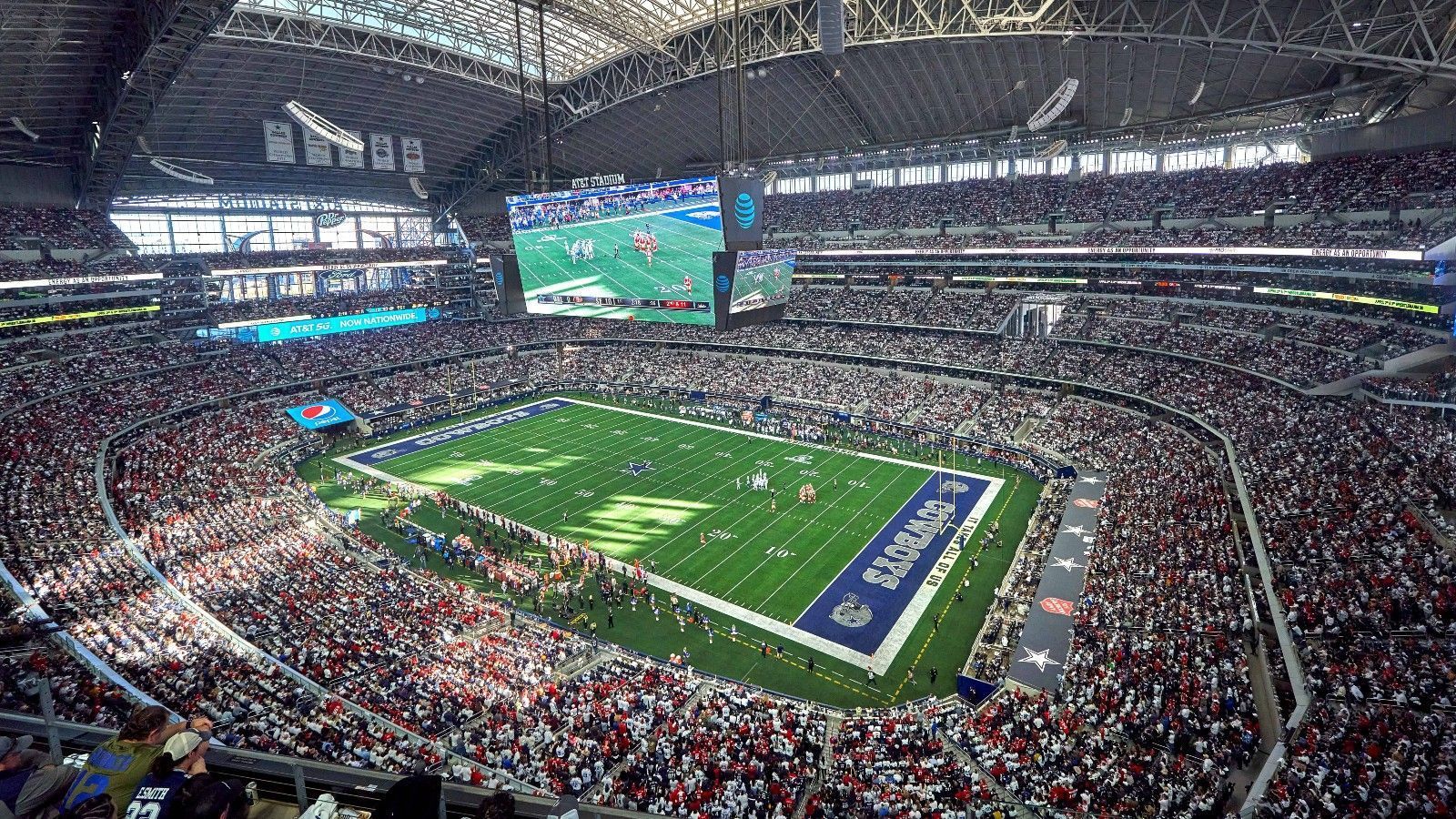 
                <strong>AT&T Stadium</strong><br>
                &#x2022; Heimstätte: Dallas Cowboys<br>&#x2022; Ort: Arlington, Texas<br>&#x2022; Plätze: Bis zu 108.713<br>
              