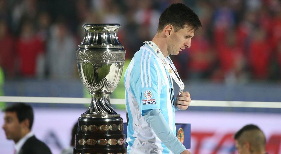 
                <strong>Copa America 2015</strong><br>
                Copa America 2015: Ein Jahr später ist Messi wieder ganz nah dran am ersehnten Titelgewinn: Die "Albiceleste" kämpft sich bis ins Finale gegen Chile, welches nach torlosen 120 Minuten im Elfmeterschießen entschieden wird. Messi verwandelt als einziger Argentinier, Chile siegt mit 4:1.
              