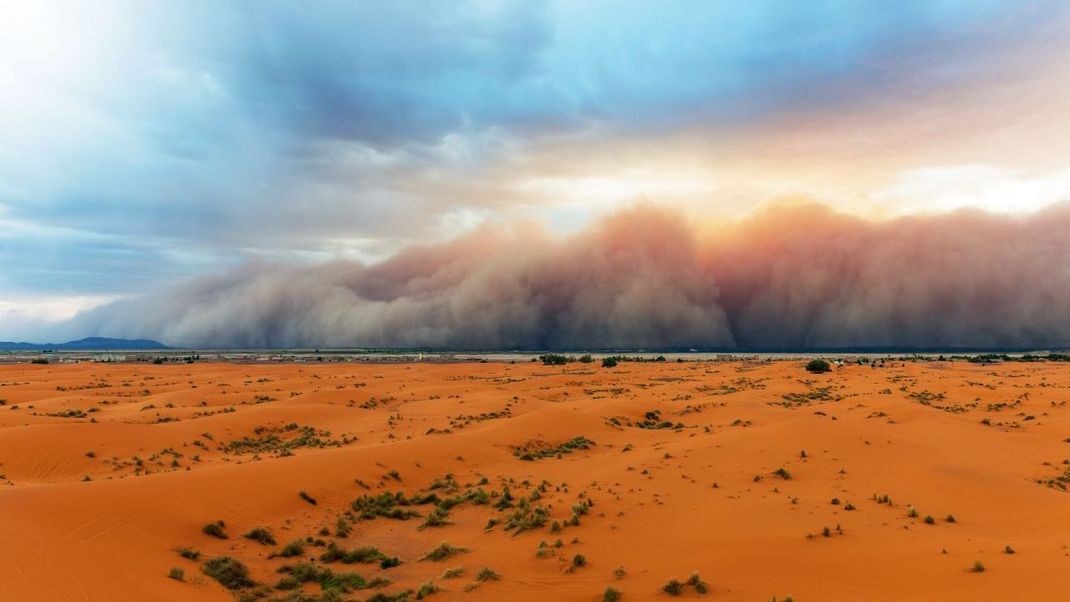 Starke Stürme reißen den trockenen, roten Sahara-Sand in die Höhe - der Beginn des Wetterphänomens Blutregen.