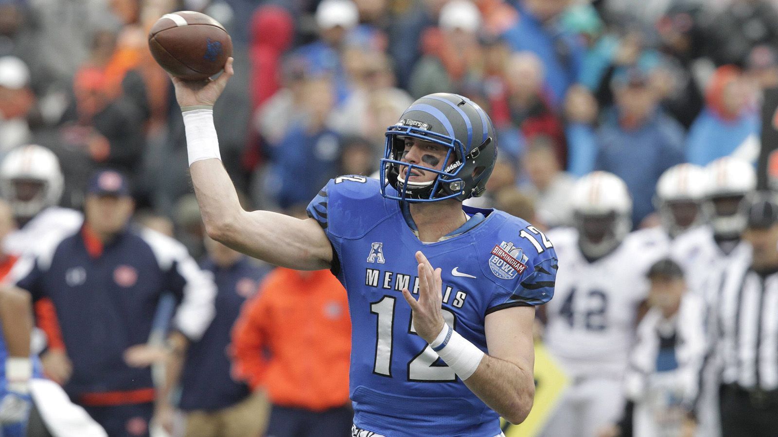 
                <strong>College-Hoffnung bei den Memphis Tigers</strong><br>
                Mit den Memphis Tigers spielte Paxton Lynch zwar nicht auf einem der ganz großen Colleges der NCAA, dennoch machte er in den drei Jahren dort auf sich aufmerksam. In seiner letzten College-Saison stellte er mit 3.778 Yards und 28 Touchdowns Schulrekorde auf und hatte ein Passer Rating von 157,5. Bei einem 63:0-Sieg gegen die SMU Mustangs gelangen Lynch sieben Touchdowns in einer Halbzeit - bis heute geteilter Rekord in einer NCAA Football Sub Division (FBS). Lynch ließ das vierte College-Jahr aus und meldete sich zum Draft an. Analysten und Experten sahen ihn damals bereits als Erstrundenpick.
              