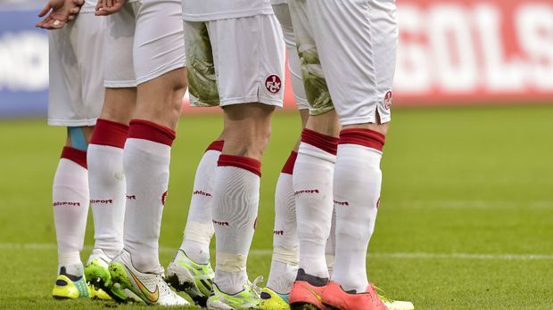 
                <strong>Freistoß-Dilemma</strong><br>
                9. Freistöße. Okay, Freistöße sind eine eigene Wissenschaft bei FIFA. Manche können mit Heiko Westermann den Ball in den Winkel platzieren und andere treffen mit Hakan Calhanoglu höchstens die Mauer. Nervig sind nur die, die jedes Mal ihren Verteidiger auf die Linie ziehen.
              