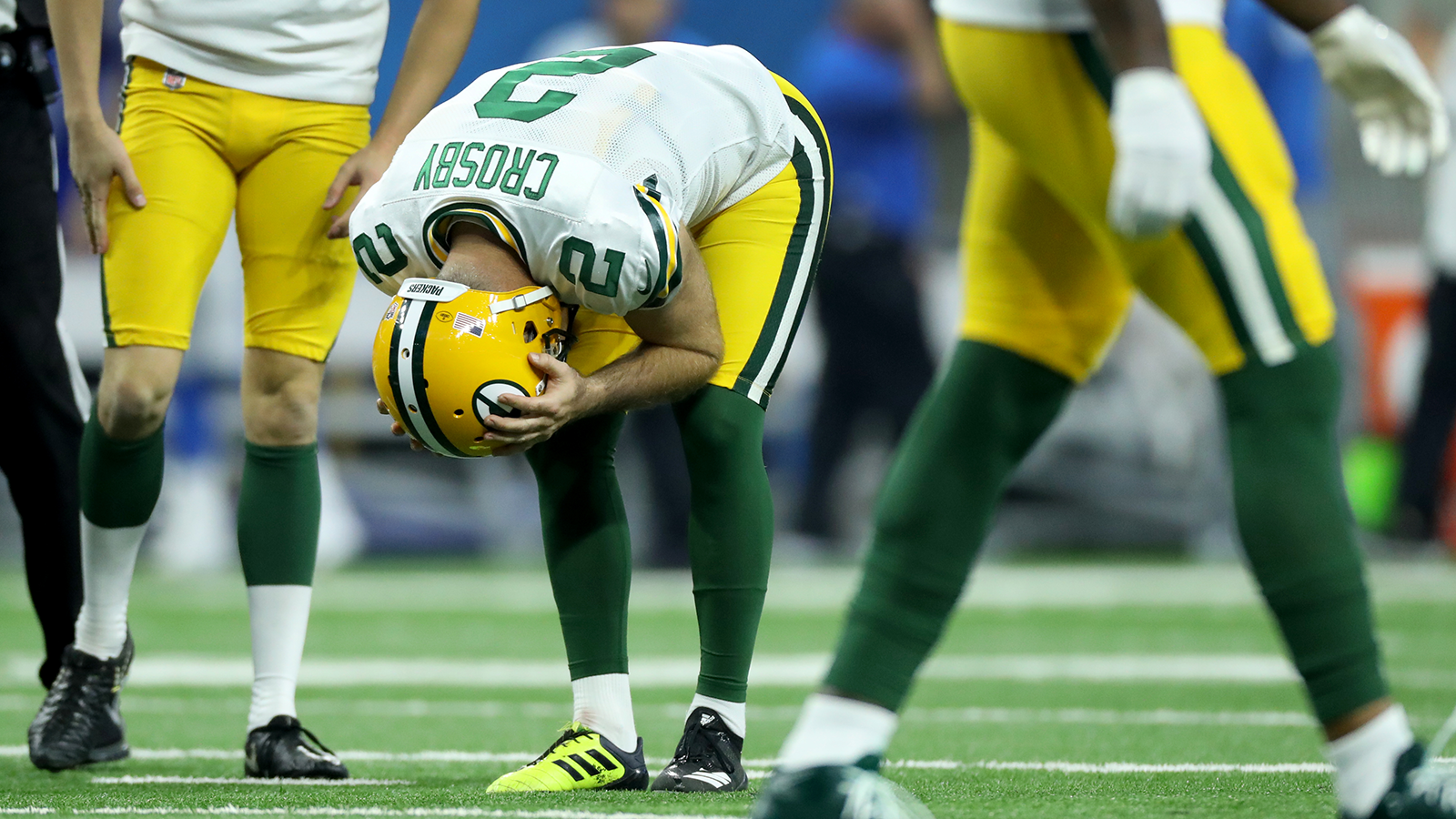 
                <strong>Mason Crosby (Green Bay Packers)</strong><br>
                Am 7. Oktober 2018 vergab Crosby bei einer 31:23-Pleite gegen die Detroit Lions vier leichte Field Goals und einen PAT und bekam sogar von generischen Spielern Mitleid. Drei Jahre und drei Tage später war Crosby auf bestem Weg, dieses zweifelhafte Kunststück zu wiederholen. Gegen die Cincinnati Bengals vergab er abermals drei Field Goals, nur um das entscheidende und siegbringende FG aus 49 Yards zu versenken.
              