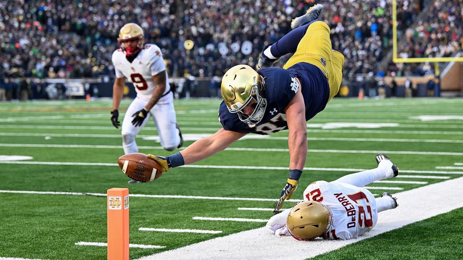 
                <strong>Michael Mayer (Notre Dame)</strong><br>
                Michael Mayer dürfte der beste Allrounder in seinem Jahrgang sein. Der erst 22-Jährige avancierte bereits 2020, in seinem ersten Jahr am College, zu einer wichtigen Stütze im Passspiel von Notre Dame. In drei Spielzeiten sammelte er 180 Catches für 2.099 Yards und 18 Touchdowns. Mayer punktet mit ausgefeiltem Route Running und gutem Gefühl für Räume, in denen er sich immer wieder freiläuft. Ihm unterlaufen nur wenige Drops und vergangenenge Saison fing kein Tight End mehr Pässe in Bedrängnis (17) als Mayer. Als Blocker kann der Youngster ebenfalls eingesetzt werden. Der 1,93 Meter großen Anspielstation fehlt es allerdings etwas an Tempo. In der NFL wird er voraussichtlich nicht mit reiner Athletik seine Duelle gewinnen können.
              