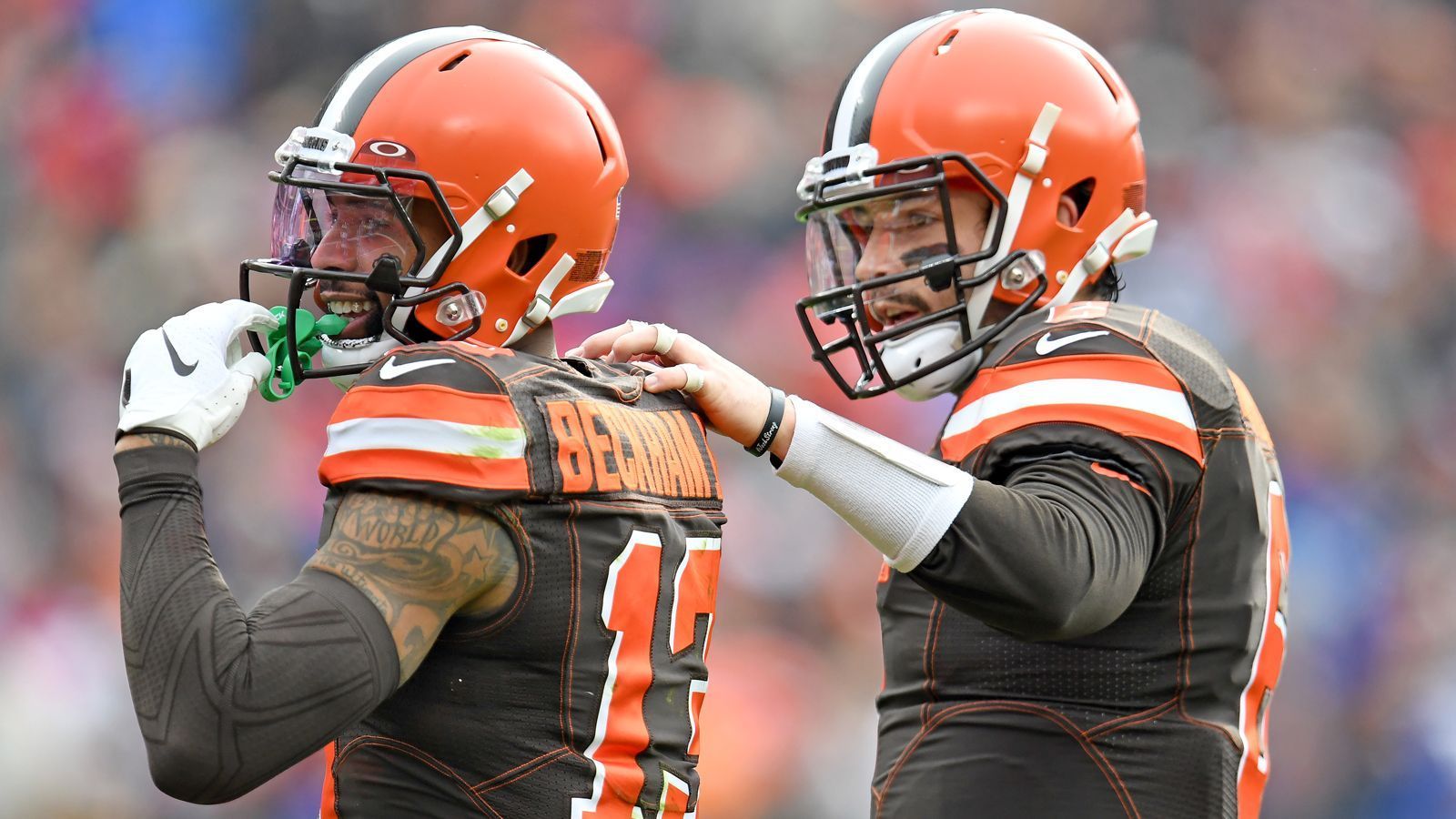 
                <strong>Verlierer: Cleveland Browns</strong><br>
                Die Cleveland Browns bleiben auch mit mehr prominenten Namen eine Lachnummer der Liga. Die Mannschaft konnte die hohen Erwartungen nicht auch nur ansatzweise erfüllen, blieb weiter dahinter zurück. Auch, weil Leistungsträger wie Quarterback Baker Mayfield oder Wide Receiver Odell Beckham Jr. enttäuschten. Trainer Freddie Kitchens hatte den Laden nie wirklich im Griff. Bestes Beispiel: Als es hieß, dass er 2020 wohl noch eine Chance bekommen solle, verloren die Browns die letzten drei Spiele, darunter die peinliche Pleite gegen die Cincinnati Bengals (2-14) als "Krönung". Kitchens musste am Sonntag seinen Hut nehmen.
              