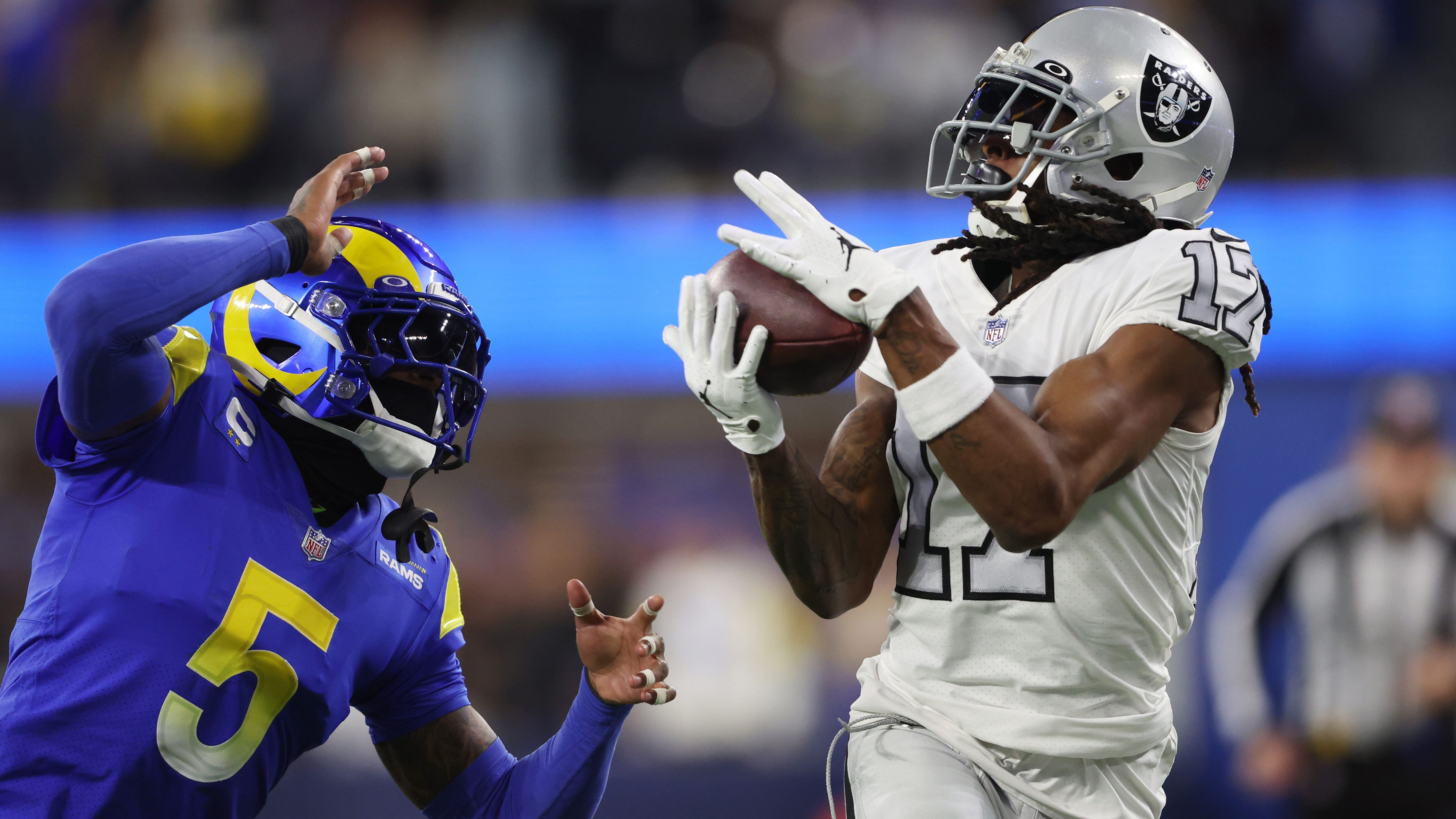 
                <strong>Las Vegas Raiders</strong><br>
                In der Vorsaison hatten die Raiders die viertschlechteste Passverteidigung der Liga. Das würde mit einem Star-Cornerback wie Ramsey in Zukunft sicher weitaus besser aussehen. Die Raiders haben aber nicht nur großen Bedarf auf der Position, sondern spätestens nach der Entlassung von Derek Carr auch die nötigen finanziellen Spielräume. Vor seinem Wechsel zu den Rams sagte Ramsey 2019, dass Las Vegas eine "ideale Spielsituation" für ihn wäre. Daran hat sich nach wie vor nicht viel geändert.
              