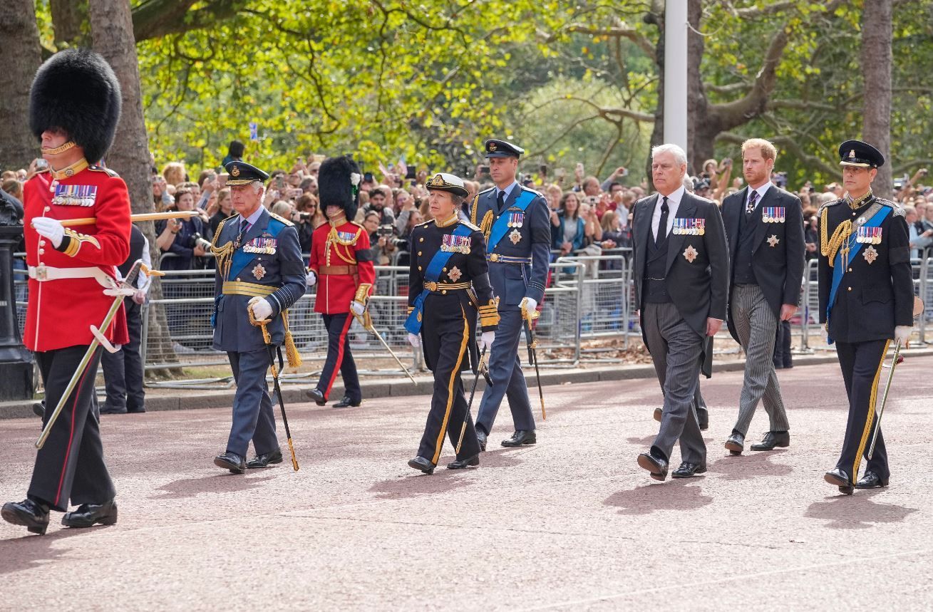 Prinz Andrew (3. von rechts)&nbsp; trug bei der Beerdigung der Queen keine Uniform.