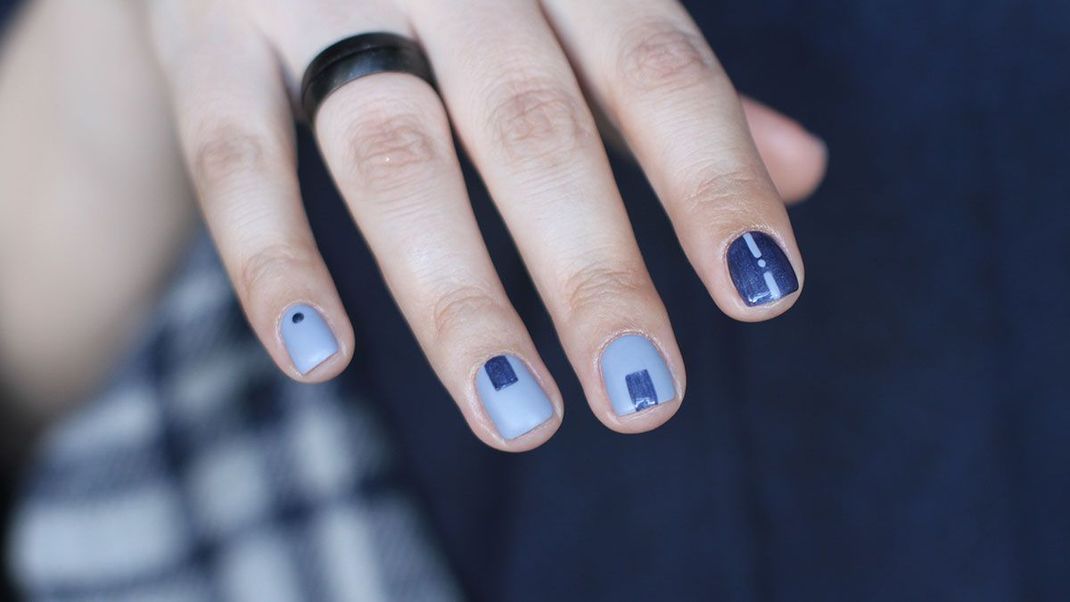 Wer durch die Sozialen Netzwerke scrollt, kennt den Nageldesign Trend: Two Tone Nails. Was steckt dahinter und was solltet ihr beim Nachmachen beachten?