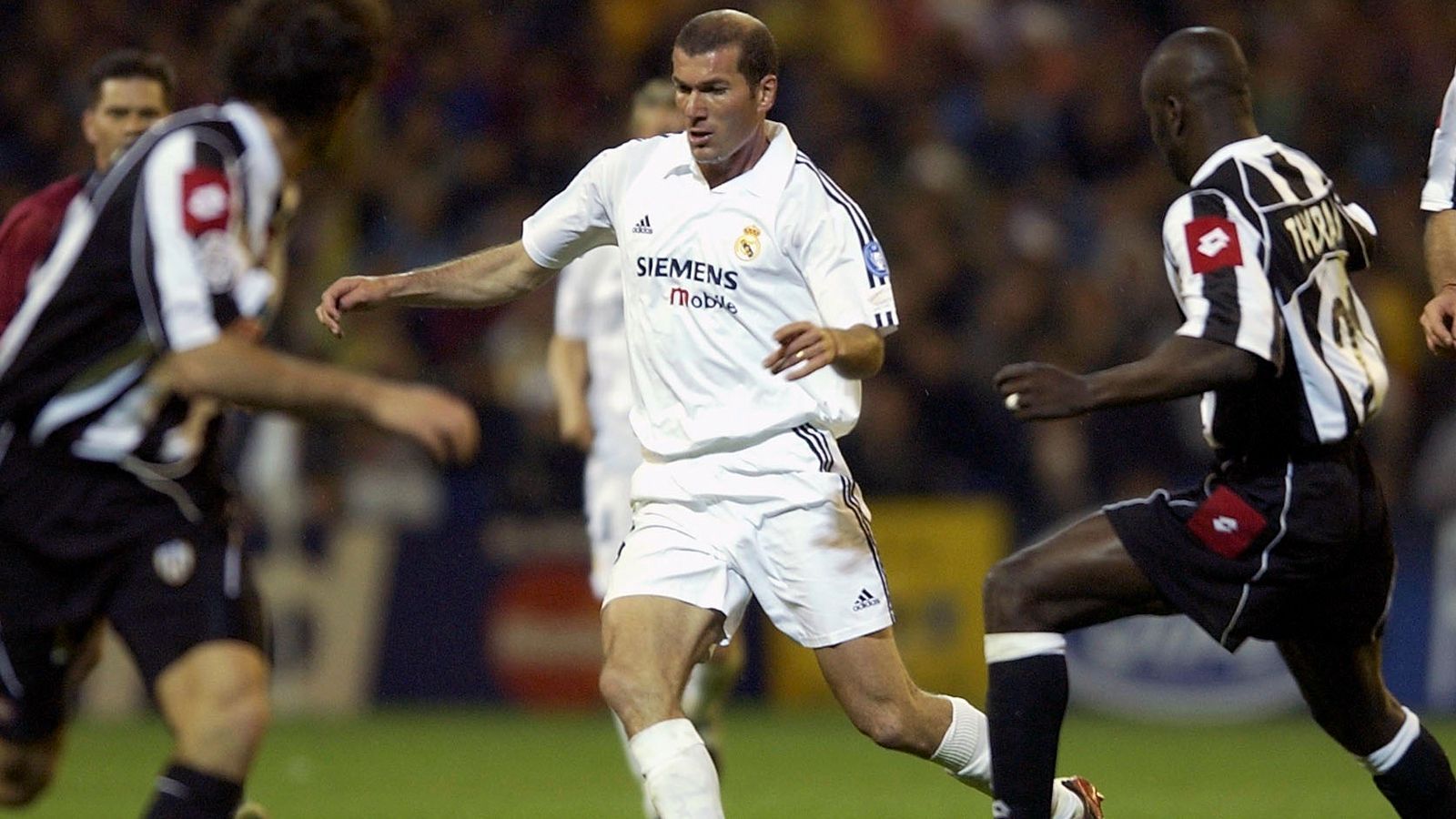 
                <strong>Platz 4 - Zinedine Zidane</strong><br>
                Ablösesumme: 77,5 Millionen EuroVerpflichtet von: Juventus TurinZeitpunkt des Transfers: Sommer 2001
              