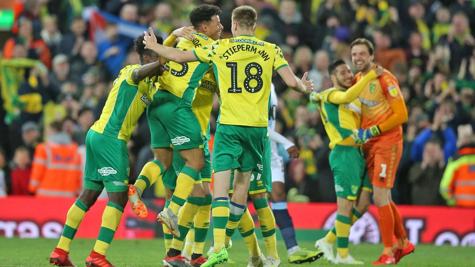 
                <strong>England: Norwich City</strong><br>
                Und auch der zweite Aufsteiger in die Premier League steht fest: Norwich City spielt in der kommenden Saison in der höchsten englischen Spielklasse. Das Team des deutschen Trainers Daniel Farke ist nach einem 2:1-Erfolg gegen Blackburn einen Spieltag vor Ende der Saison nicht mehr von den Aufstiegsrängen zu verdrängen. Im Team von Ex-BVB-Reserve-Trainer Farke laufen übrigens mittlerweile 12 Profis auf, die früher in einer der drei deutschen Top-Ligen gespielt haben.
              