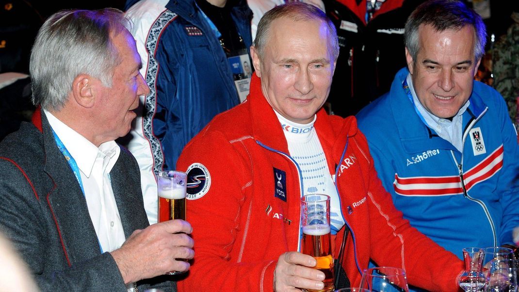 Wladimir Putin (M.) und Siegfried Wolf (r.) kennen sich lange. 2014 besucht der Kremlchef die österreichische Mannschaft während der Olympischen Spiele in Sotschi.