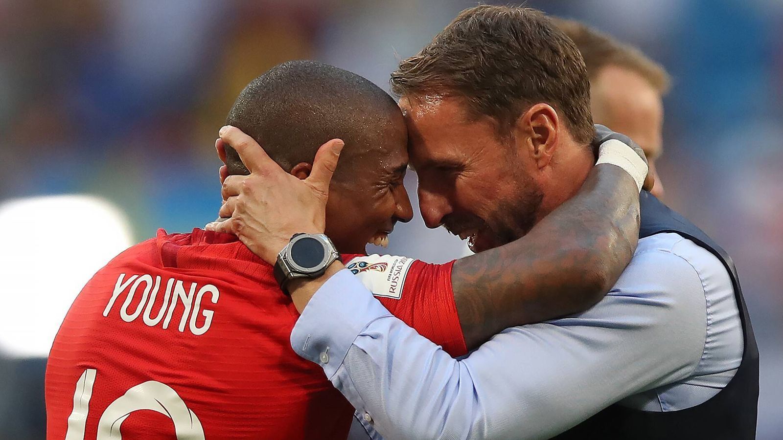 
                <strong>Gareth Southgate (England)</strong><br>
                Mit seinem Anzug plus Weste ist er inzwischen eine Stil-Ikone. Southgate hat eine Atmosphäre, eine Dynamik geschaffen, die seine Spieler beflügelt. Auch, weil Southgate über den Fußball-Tellerrand hinausschaut. Dabei bedient sich der Coach bei anderen Sportarten - allen voran in der NFL. "Die technischen Details unterscheiden sich von Sport zu Sport, aber die Herausforderungen im Bereich Führungsqualitäten, Team Building und Umgang mit den Medien findest du in jedem Sport", sagt Southgate.
              