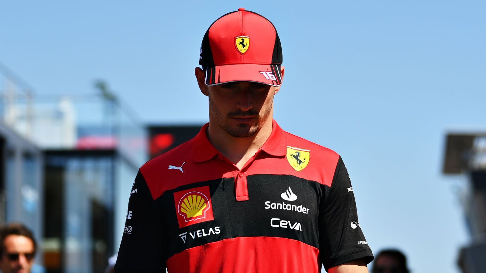 
                <strong>Verlierer: Charles Leclerc (Ferrari)</strong><br>
                Dieser Fehler könnte im WM-Duell mit Max Verstappen der eine zu viel gewesen sein. Nachdem Ferrari seinem Top-Fahrer Charles Leclerc in dieser Saison mit einigen Patzern und hanebüchenen Entscheidungen das Leben erschwerte, schmiss diesmal der Monegasse einen möglichen Sieg und damit 25 Punkte weg. Von der Pole Position gestartet, wehrte er zunächst alle Angriffe des WM-Führenden ab, um dann seinen Boliden in die Mauer zu setzen. Leclerc ist als enorm selbstkritisch bekannt, er dürfte also anschließend mit sich ins Gericht gegangen sein. So jedenfalls servierte die Scuderia der Konkurrenz die WM-Titel auf dem Präsentierteller.
              