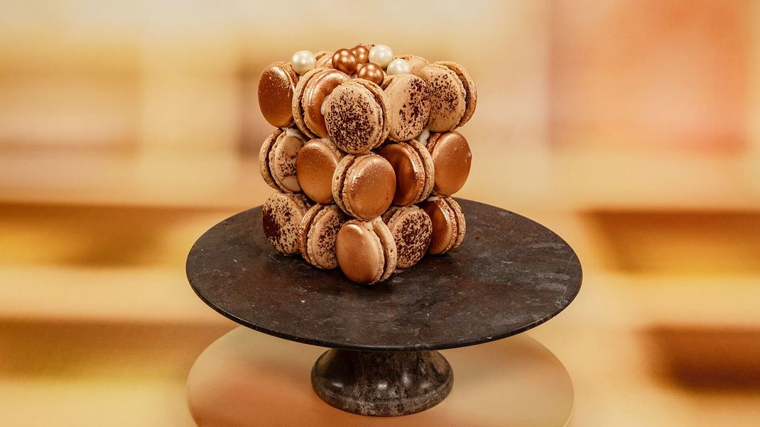 Mandel- & Kakao-Macarons mit weißer Schoko-Sahnelikör-Creme, Kaffee-Ganache und Haselnuss-Krokant