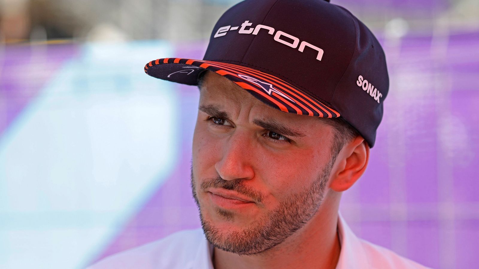 
                <strong>ran racing</strong><br>
                Für die Expertise sorgt bei den Übertragungen einer, der die Formel E kennt wie kaum ein anderer: Daniel Abt, der von Saison 1 an bis zuletzt beim Saisonfinale 2020 in Berlin ununterbrochen dabei war. Mit Abt können die Fans exklusive Einblicke erwarten. Dank sechs Jahren Erfahrung in der Elektro-Rennserie weiß er, "worauf es ankommt, ich habe perfekten Zugang zu den Fahrern, auch hinter den Kulissen."
              