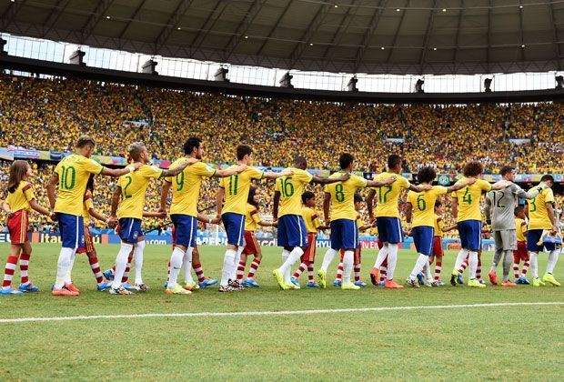 
                <strong>Brasilien vs. Mexiko - Die Elfer-Kette</strong><br>
                Dabei waren die Brasilianer vor dem Spiel noch siegessicher, kamen erneut als brasilianische Elfer-Kette ins Stadion gelaufen - genutzt hat es beim torlosen Remis gegen Mexiko am Ende aber nichts.
              