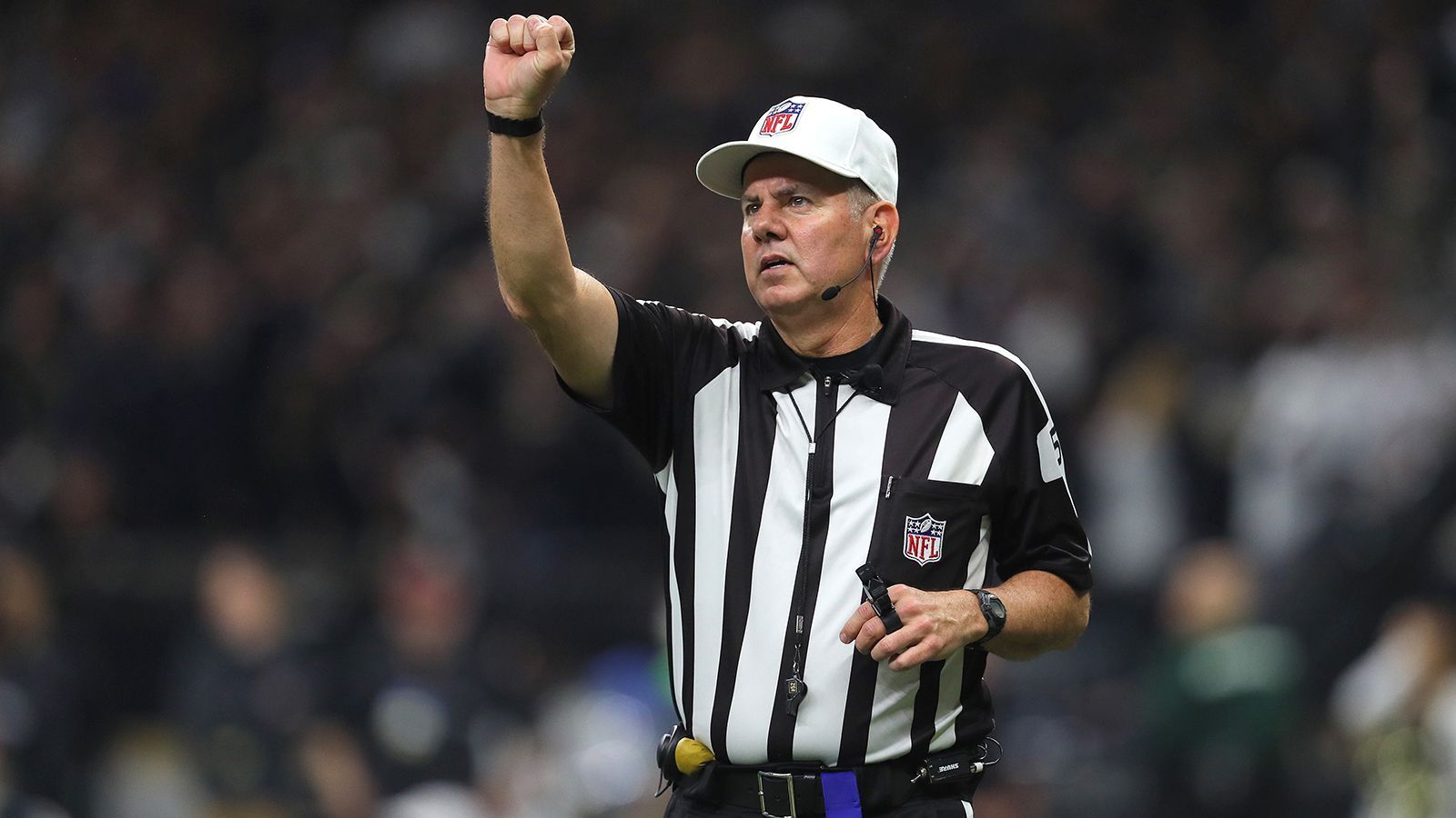 
                <strong>Verlierer: Schiedsrichter-Crew um Bill Vinovich </strong><br>
                Anders als tausende Fans in der Arena und Millionen Zuschauer vor den Bildschirmen, erkannten die Referees im Super Dome von New Orleans keine Regelwidrigkeit, als Saints-Receiver Tommylee Lewis von Rams-Corner Nickell Robey-Coleman zu Boden gebracht wurde, bevor er einen Pass von Drew Brees fangen konnte. Hätte es die Pass-Interference-Strafe gegeben, wären die Saints kurz vor der Endzone gewesen und hätten beim Stand von 20:20 und weniger als zwei Minuten auf der Uhr eine starke Ausgangsposition gehabt, um das Spiel zu gewinnen. Die krasse Fehlentscheidung wurde nach dem Spiel von Schiedsrichter-Boss Al Riveron zugegeben. "Wir haben Mist gebaut", sagte er Saints-Coach Sean Payton am Telefon. 
              
