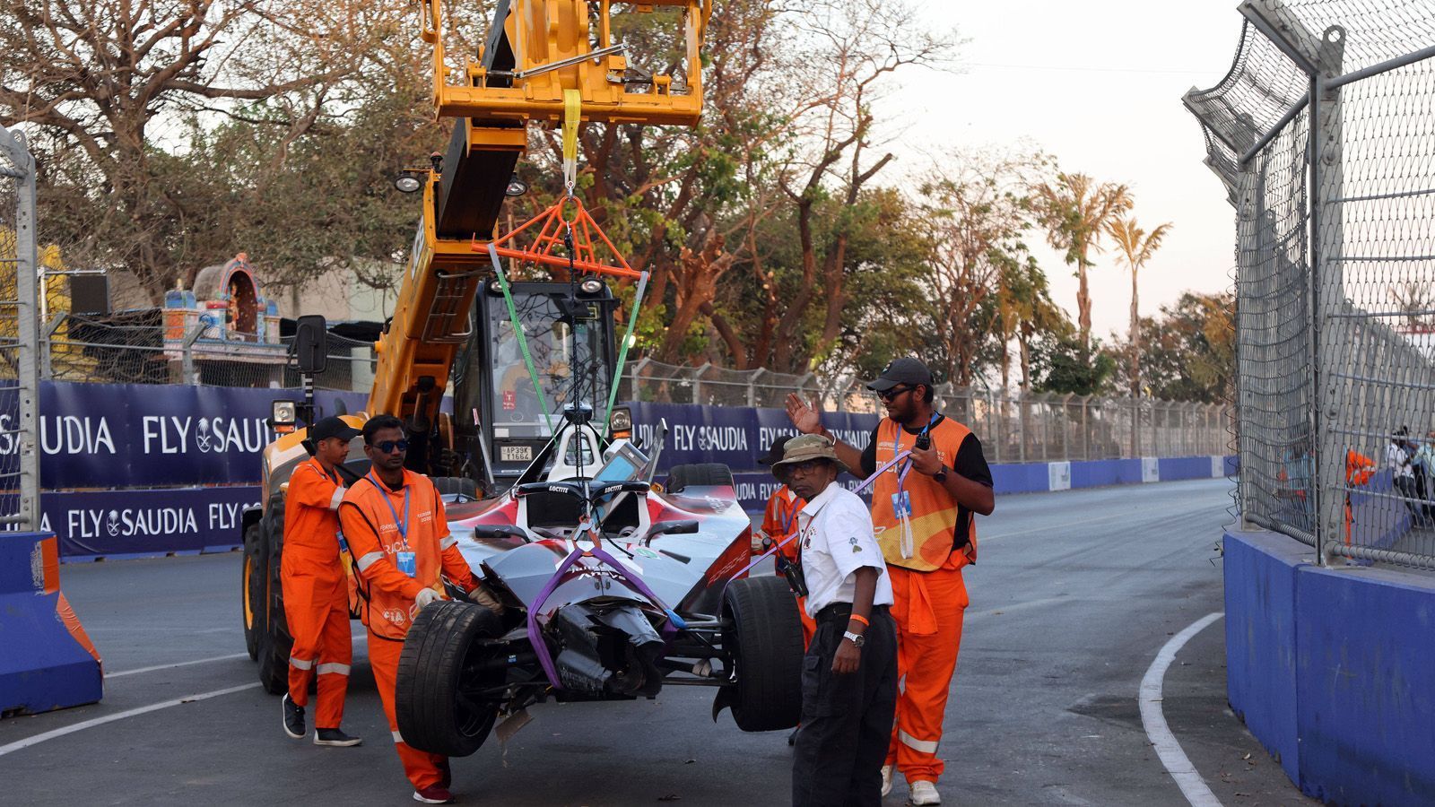 
                <strong>Pascal Wehrlein (Porsche)</strong><br>
                So holt man am Ende wohl den Titel: Pascal Wehrlein ließ sich in Indien auch von einem schweren Unfall im Training nicht aus der Ruhe bringen. Auch nicht von einem eher enttäuschenden Startplatz zwölf. Stattdessen arbeitete er sich im Rennen mit Können, Geschick und der nötigen Portion Glück auf Platz vier vor und baute so seine Führung in der Gesamtwertung aus, er steht nun bei 80 Punkten und hat damit 18 Zähler Vorsprung auf den ersten Verfolger Jake Dennis (Andretti). "Das ist auch ein Verdienst des Teams, das die ganze Nacht durchgearbeitet hat, um ihm für das Rennen ein funktionierendes Auto hinzustellen", sagte Florian Modlinger, Gesamtprojektleiter Formel E bei Porsche.
              