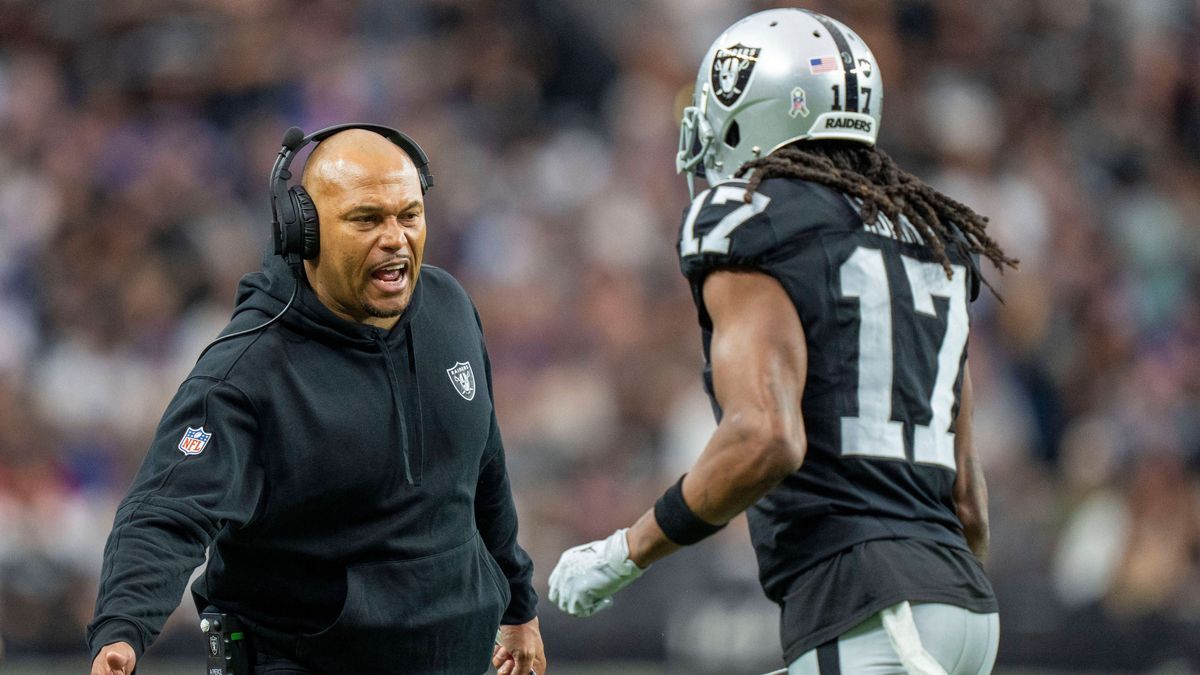 NFL, American Football Herren, USA New York Giants at Las Vegas Raiders November 5, 2023; Paradise, Nevada, USA; Las Vegas Raiders interim head coach Antonio Pierce (left) high-fives wide receiver ...