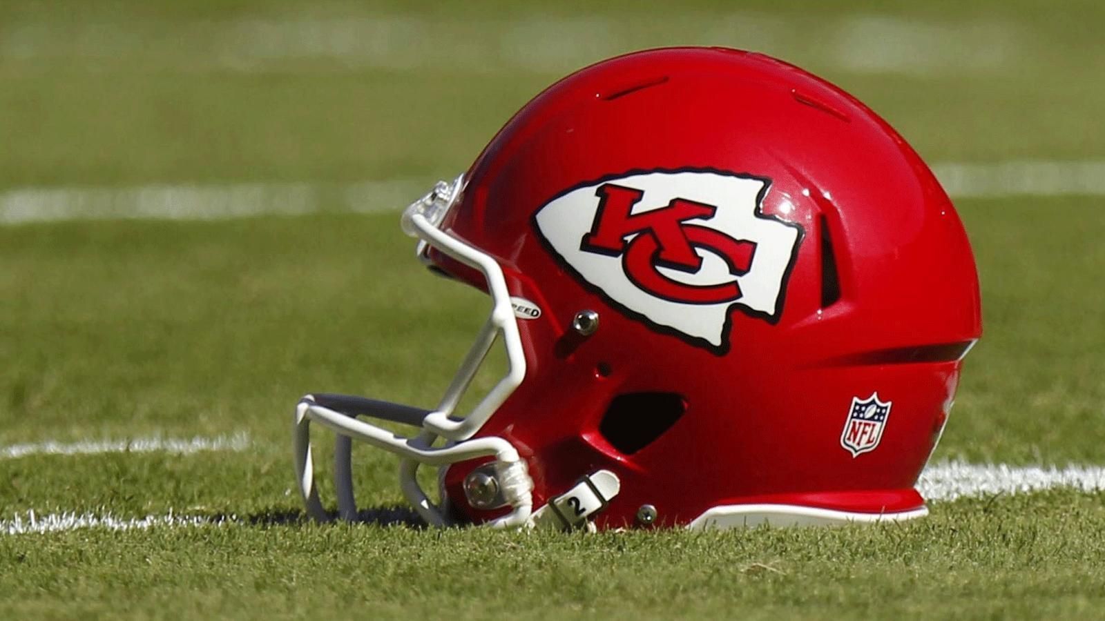 <strong>Kansas City Chiefs</strong><br>
                Der Name der Kansas City Chiefs entsprang wie bei vielen anderen Mannschaften auch einem Fan-Contest. Eigentümer Lamar Hunt wählte den Namen Chiefs zu Ehren von Bürgermeister H. Roe Bartle, dessen Spitzname "Chief" war. Fun Fact: Ursprünglich wurde die Franchise als "Dallas Texans" gegründet. Erst drei Jahre später zog das Team nach Kansas City, Missouri. Aufgrund lokaler Widerstände musste sich die Franchise dann umbenennen.&nbsp;
