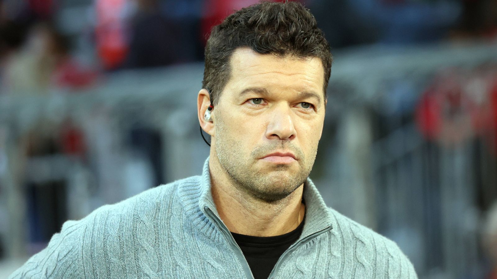 
                <strong>Michael Ballack</strong><br>
                "Das ging schnell. Aber der Druck war auch sehr groß", sagte der frühere Nationalmannschaftskapitän Michael Ballack bei "Magenta TV".
              