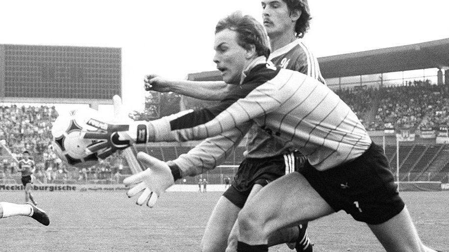 <strong>Kickers Offenbach (1983/84 und 1984/85)</strong><br>Was für eine Berg- und Talfahrt. Im Jahr 1983 feierten die Kickers den vierten Wiederaufstieg in die Bundesliga, nur um zwei Jahre später in die damals drittklassige Amateur-Oberliga Hessen abzusteigen. In die 1. Bundesliga hat es der OFC danach nie wieder geschafft.