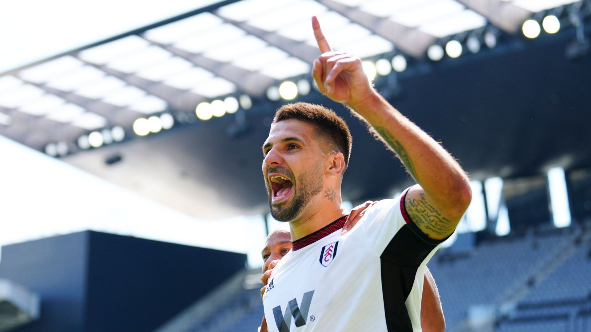 
                <strong>Aleksandar Mitrovic (FC Fulham)</strong><br>
                Ein weiterer Mittelstürmer, der auf Zahavis Verhandlungsgeschick vertraut, ist FC Fulhams Aleksandar Mitrovic. Seit inzwischen vier Jahren steht der Serbe beim Londoner Klub unter Vertrag. Sein Kontrakt beim Premier-League-Aufsteiger läuft noch bis 2026. Sollten die Bayern trotz der Verpflichtung von Nachwuchshoffnung Mathys Tel einen wuchtigen Mittelstürmer benötigen, könnte Zahavi den 27-Jährigen an der Säbener Straße empfehlen. Am 1. Spieltag der neuen Premier-League-Saison unterstrich er seine Torjäger-Qualitäten und erzielte beim 2:2 gegen den FC Liverpool einen Doppelpack. 
              