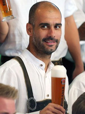 
                <strong>Götze, Guardiola und Co. beim Lederhosenshooting</strong><br>
                Pep Guardiola hat vermutlich noch nicht so oft die "Krachlederne" aus dem Kleiderschrank geholt. Doch der für seinen smarten Kleidungsstil bekannte Katalane kann sich auch in der bayerischen Tracht sehen lassen
              