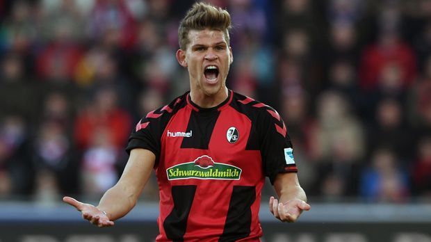 
                <strong>Angriff - Florian Niederlechner (SC Freiburg)</strong><br>
                Die kontinuierliche Entwicklung des Freiburgers Florian Niederlechner erstreckt sich schon über anderthalb Jahre. Im Januar 2016 kam der Stürmer von Mainz auf Leihbasis zum damaligen Zweitligisten. Zuerst half er mit, die Breisgauer in die Bundesliga zu führen und nun hat Freiburg am letzten Spieltag sogar die Chance, aus eigener Kraft in die Europa-League zu kommen - dank Niederlechner. In 33 Bundesliga-Spielen erzielte der 26-Jährige elf Treffer. Kein Wunder also, dass der Aufsteiger die Kaufoption kürzlich gezogen hat, um Aufsteiger Niederlechner langfristig an den Klub zu binden.
              