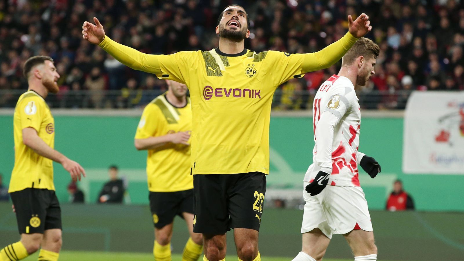 
                <strong>Emre Can</strong><br>
                Wie schon in den vergangenen Wochen einer der besten Feldspieler der Borussia. Läuft viel, stopft auch hinten immer wieder klaffende Löcher, kann aber auch nicht verhindern, dass vor allem in der ersten Hälfte das Zentrum ganz klar Leipzig gehört. ran-Note: 3
              