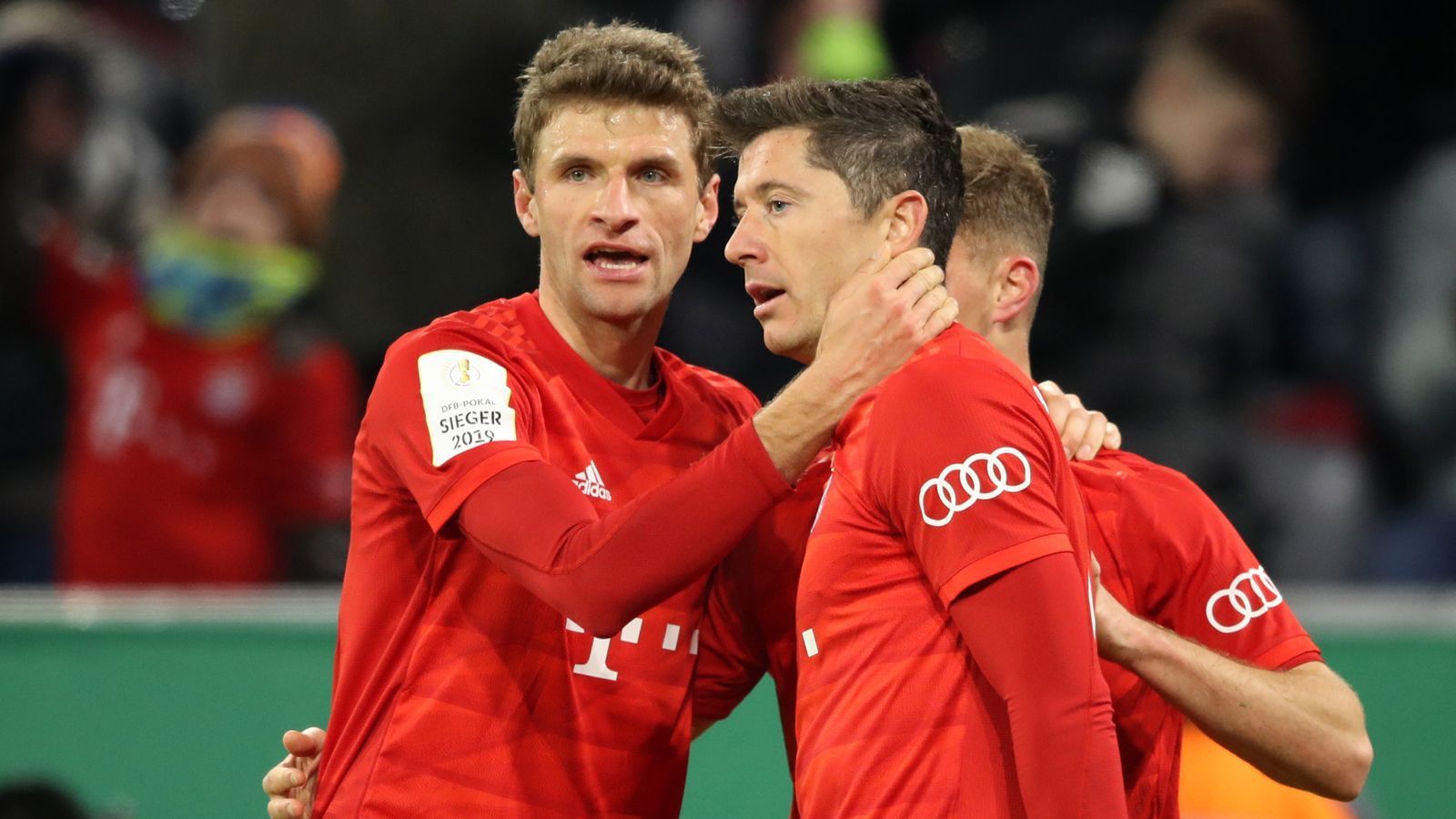 
                <strong>FC Bayern, BVB und Co.: Das sind die besten Scoring-Duos der Bundesliga</strong><br>
                "Beim FC Bayern haben wir 'Robert Lewangoalski'. Ich glaube, dass er aktuell die bessere Option als Cristiano Ronaldo ist." Thomas Müller hat zurzeit nur Lob für seinen Sturmpartner beim deutschen Rekordmeister übrig. Kein Wunder, schießen die beiden den FC Bayern aktuell doch im Alleingang zum nächsten deutschen Meistertitel. Doch auch andere Bundesligisten profitieren von zwei besonders torgefährlichen Spielern. ran.de stellt die Top 5 der Scorer-Duos der Bundesliga vor.
              