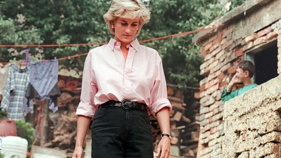 Diana trägt klassische schwarze Jeans zu einer Bluse. Dieses Outfit geht auch heute noch!
