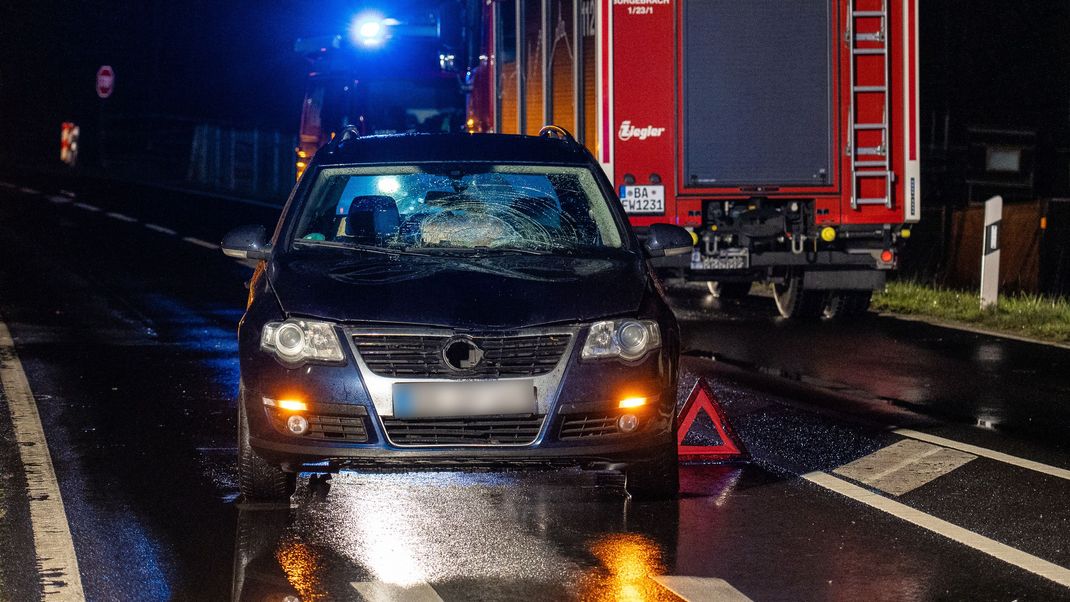 Eine Fußgängerin ist auf der Bundesstraße 22 in Oberfranken von einem Auto erfasst und tödlich verletzt worden.