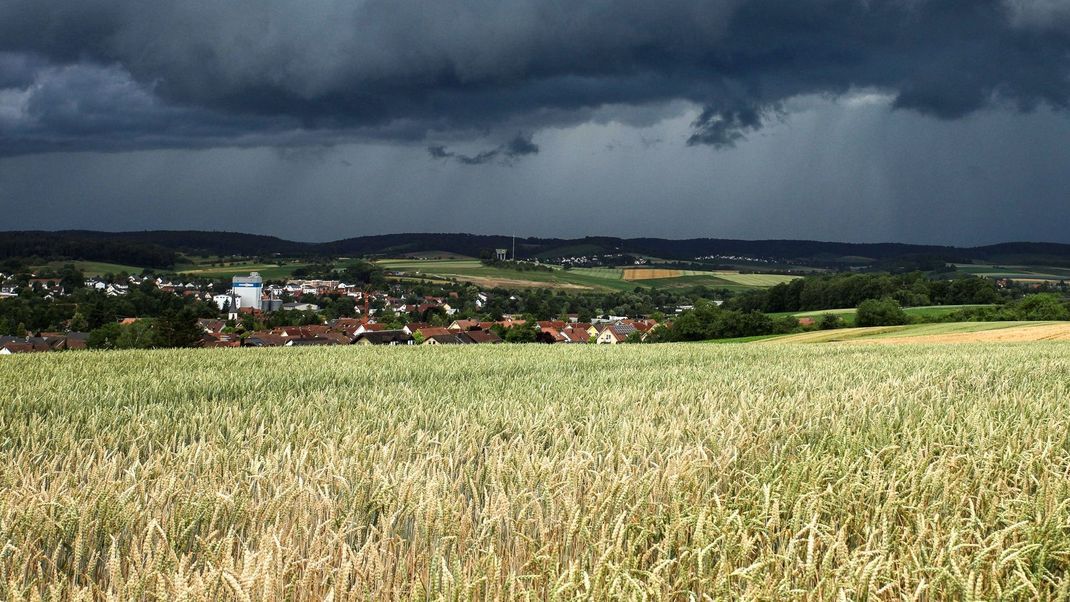 Vor allem im Süden - wie hier in Baden-Württemberg - und im Westen Deutschlands sind schwere Gewitter mit Starkregen für das Wochenende vorausgesagt.