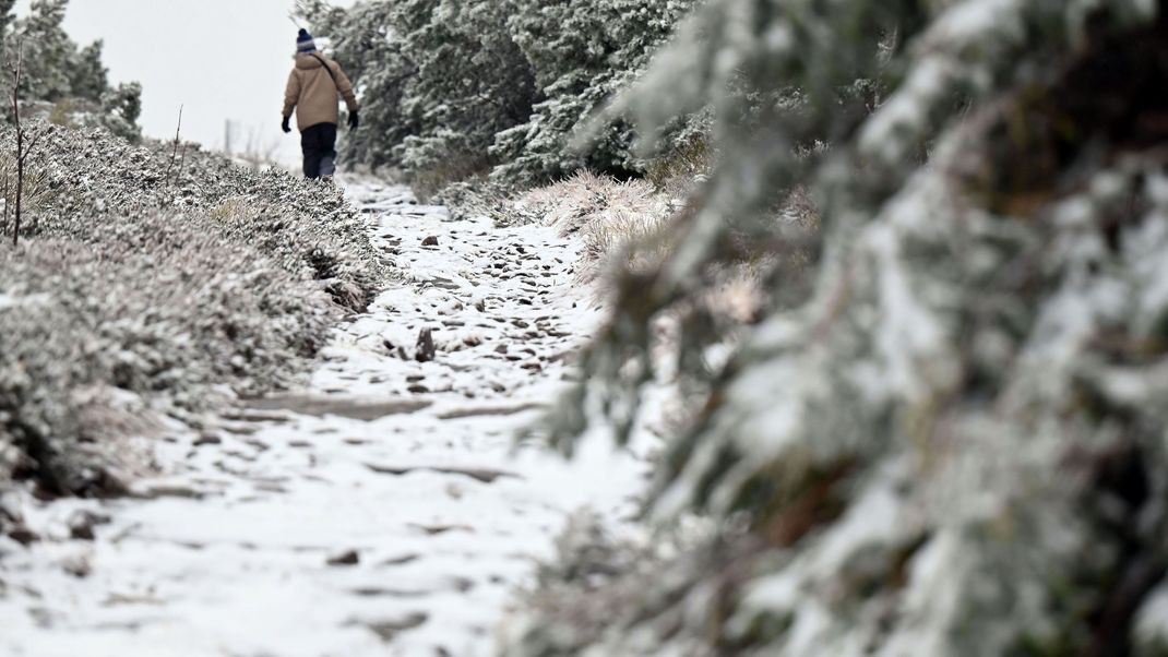 In den Alpen und im Alpenvorland wird noch einmal mit Schnee gerechnet. Zudem erwarten Meterolog:innen Glätte im Südschwarzwald.