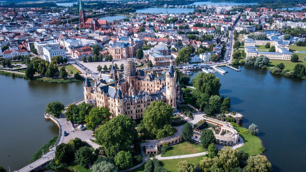 Das Schloss auf einer Insel im Schweriner See war jahrhundertelang die Residenz der mecklenburgischen Herzöge und Großherzöge und hofft jetzt darauf, Weltkulturerbe zu werden.