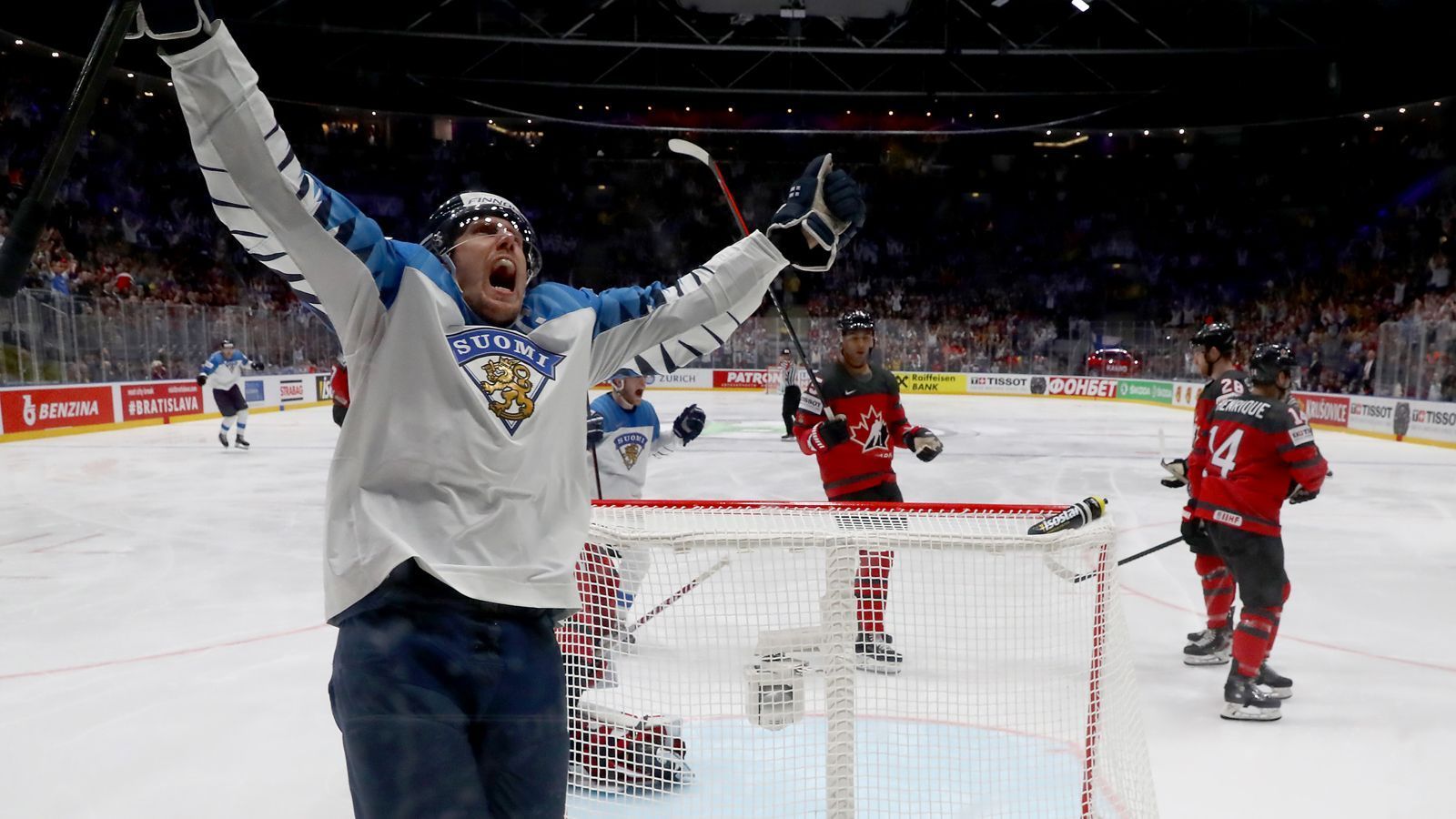 
                <strong>Finnland: Weltmeister unter anderen Voraussetzungen</strong><br>
                Die "Leijonat" waren der Überraschungs-Weltmeister 2019. Eine No-Name-Truppe - "die schlechteste in der WM-Geschichte", wie sie vor dem Turnier von den heimischen Journalisten beschimpft wurde - holte sich den Titel aufgrund der Kombination aus Teamplay und Zusammenhalt. Zwar sind acht Weltmeister von Bratislava dabei, aber auch 14 Neulinge. Und unterschätzen wird die Finnen dieses Jahr niemand.
              