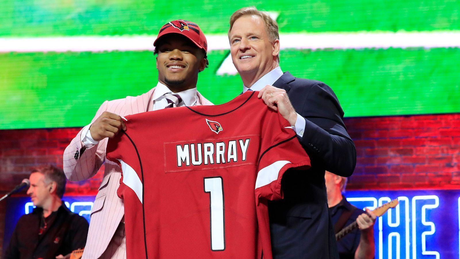 
                <strong>Draft 2019: Diese Spieler wurden ausgewählt</strong><br>
                Die erste Runde des NFL-Drafts 2019 ist Geschichte. Mit dem ersten Pick wählten die Arizona Cardinals tatsächlich Quarterback Kyler Murray aus. ran.de zeigt, welche Spieler von welchen Teams gepickt worden sind.
              
