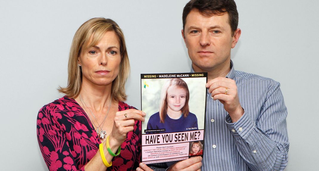 Kate and Gerry McCann zeigen im Mai 2012 ein computergeneriertes Bild, das zeigen sollte, wie Maddie inzwischen aussehen könnte.