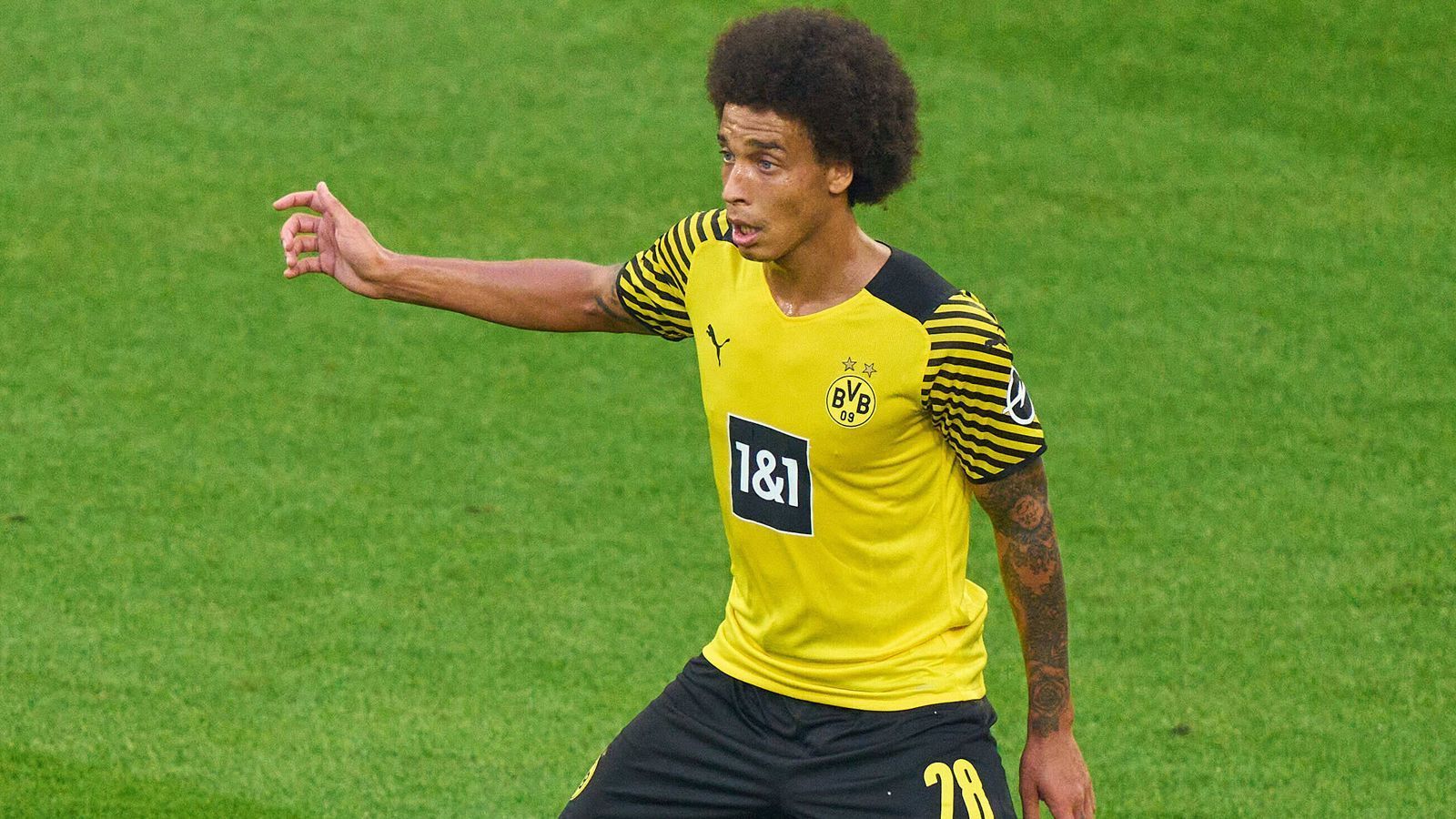 
                <strong>Axel Witsel</strong><br>
                Nach Grifos Freistoßflanke lässt der Routinier U21-Europameister Schlotterbeck völlig frei köpfen. Witsel ist anzumerken, dass er mit der ungewohnten Position fremdelt. Einmal steht er bei Kobels Parade im Weg und erschwert seinem Keeper den Einsatz. Auch bei der dicken Sallai-Chance nach Wiederanpfiff sieht der Belgier schlecht aus. Mit einer mutigen Grätsche unterbindet er später noch eine dicke Konterchance. Darf wenig später den Platz verlassen. ran-Note: 5
              