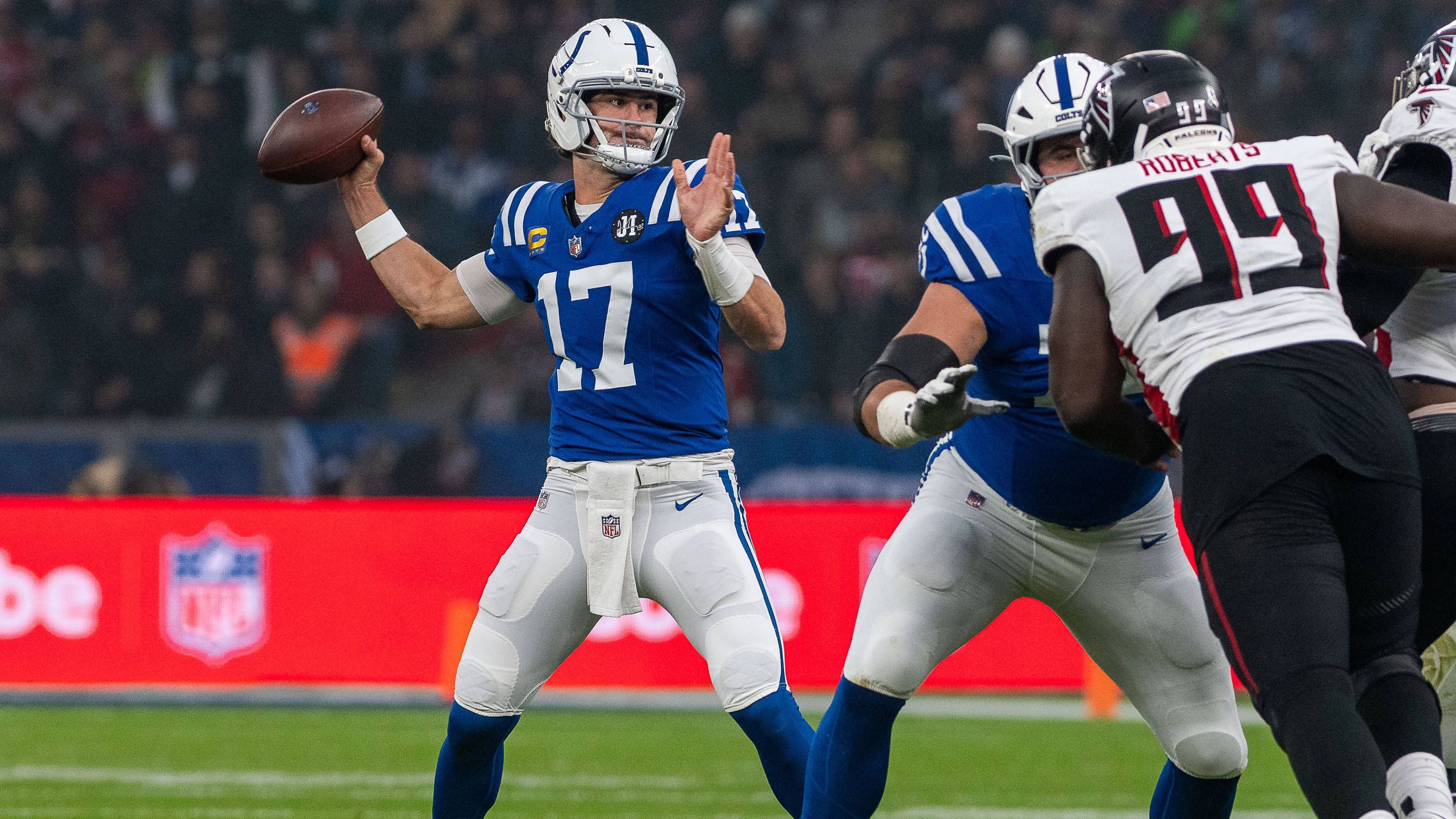 <strong>Daniel Jones (Indianapolis Colts)</strong><br>Müssen die Indianapolis Colts im Top-Spiel gegen die Kansas City Chiefs auf Quarterback Daniel Jones verzichten? Am Donnerstag konnte der Spielmacher nur eingeschränkt trainieren, eine Wadenverletzung plagt den Colts QB demnach. Da Anthony Richardson auf der Injured-Reserve-Liste steht, würde Rookie Riley Leonard einspringen. Einen dritten Quarterback haben die Colts nicht.