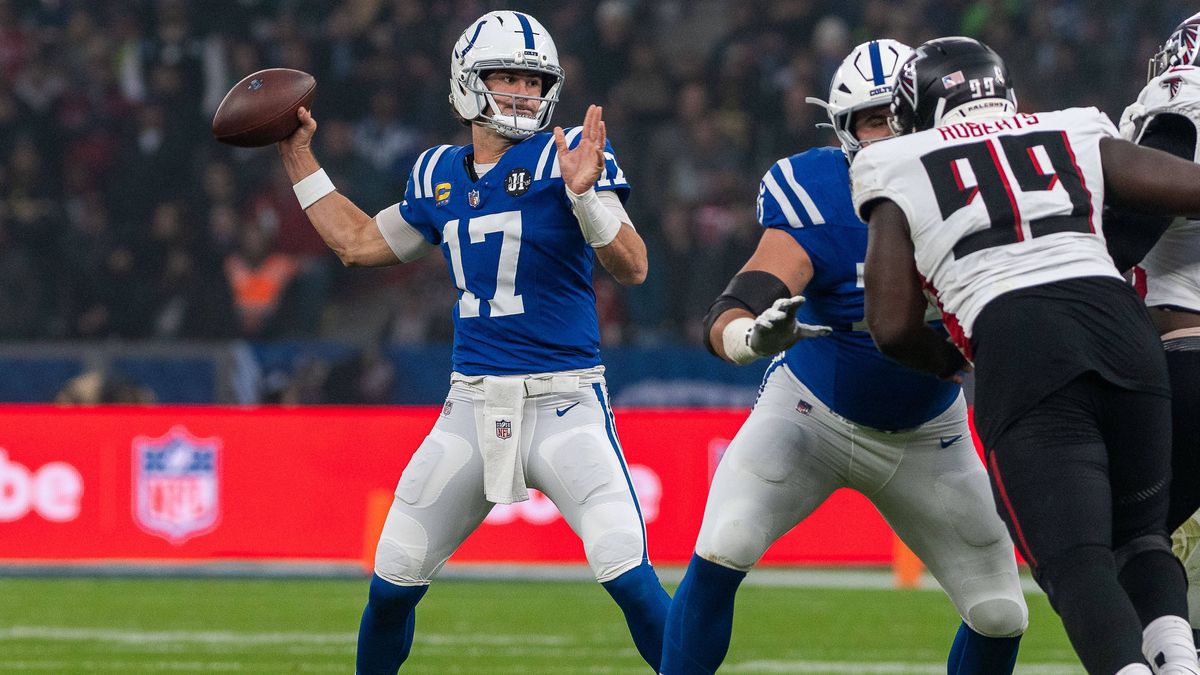 Daniel Jones (Indianapolis Colts 17), Indianapolis Colts vs. Atlanta Falcons, American Football, National Football League, Berlin Game 2025, Saison 2025, Spieltag 10, 09.11.2025, Indianapolis Colts...