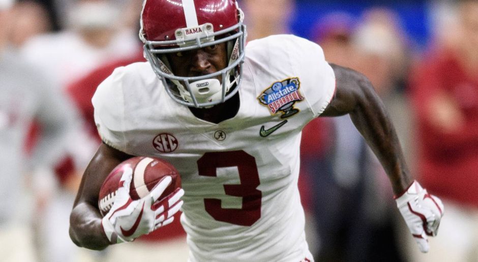 
                <strong>Calvin Ridley (Alabama)</strong><br>
                Viele Experten sind sich einig: Calvin Ridley wird der am höchsten gedraftete Wide Receiver 2018 sein. Das mag bei einem Blick auf die Zahlen etwas überraschen: Der 1,85 Meter große Passempfänger fing am College innerhalb von drei Jahren 224 Pässe für 2.781 Yards. Andere Receiver wie James Washington oder Courtland Sutton haben bessere Zahlen. Das lag aber auch daran, dass die Alabama Crimson Tide viel auf das Laufspiel gesetzt haben. Wenn es um Schnelligkeit oder um die Fähigkeit geht, sich von Gegenspielern abzusetzen, hat Ridley herausragend viel Potential.
              