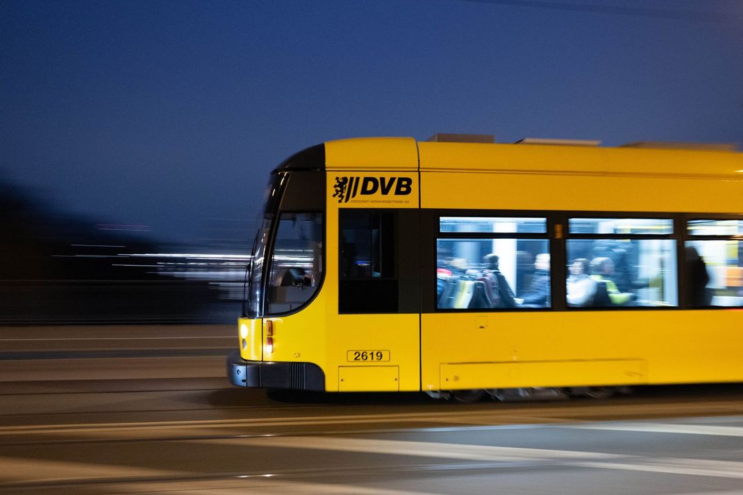 Nach der Messerattacke in einer Dresdner Straßenbahn sucht die Polizei jetzt den mutmaßlichen Haupttäter. (Symbolbild)