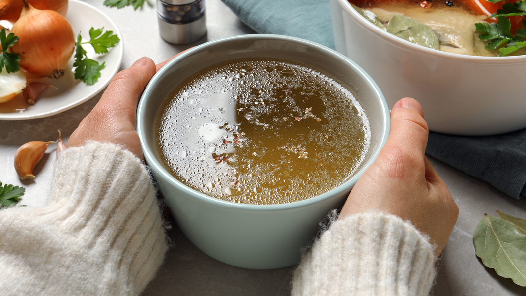 Du willst Brühe selber kochen? Wir haben drei Rezepte, die dich beim Fasten unterstützen!