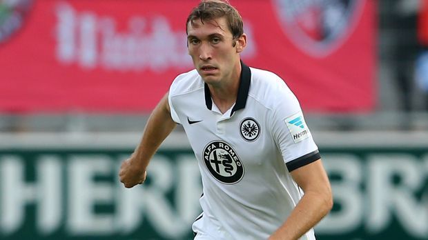 
                <strong>Stefan Reinartz (Eintracht Frankfurt)</strong><br>
                Stefan Reinartz (Eintracht Frankfurt). Der Ex-Leverkusener beendet überraschend seine Karriere. Die SGE zitiert Reinartz in einer offiziellen Klubmitteilung: "Meine letzten drei Jahre als Fußballer waren von extrem vielen Verletzungen und dadurch auch von Enttäuschungen geprägt. In dieser Zeit konnte ich mich auch anderen Ideen widmen und zugleich wurde mir die Endlichkeit einer Fußballerkarriere immer wieder deutlich. Mir wurde vor Augen geführt, dass sich der körperliche Verschleiß nach siebeneinhalb Jahren Profifußball beschleunigt. Ich habe Fußball mit vollster Überzeugung gespielt und glaube, dass ...
              