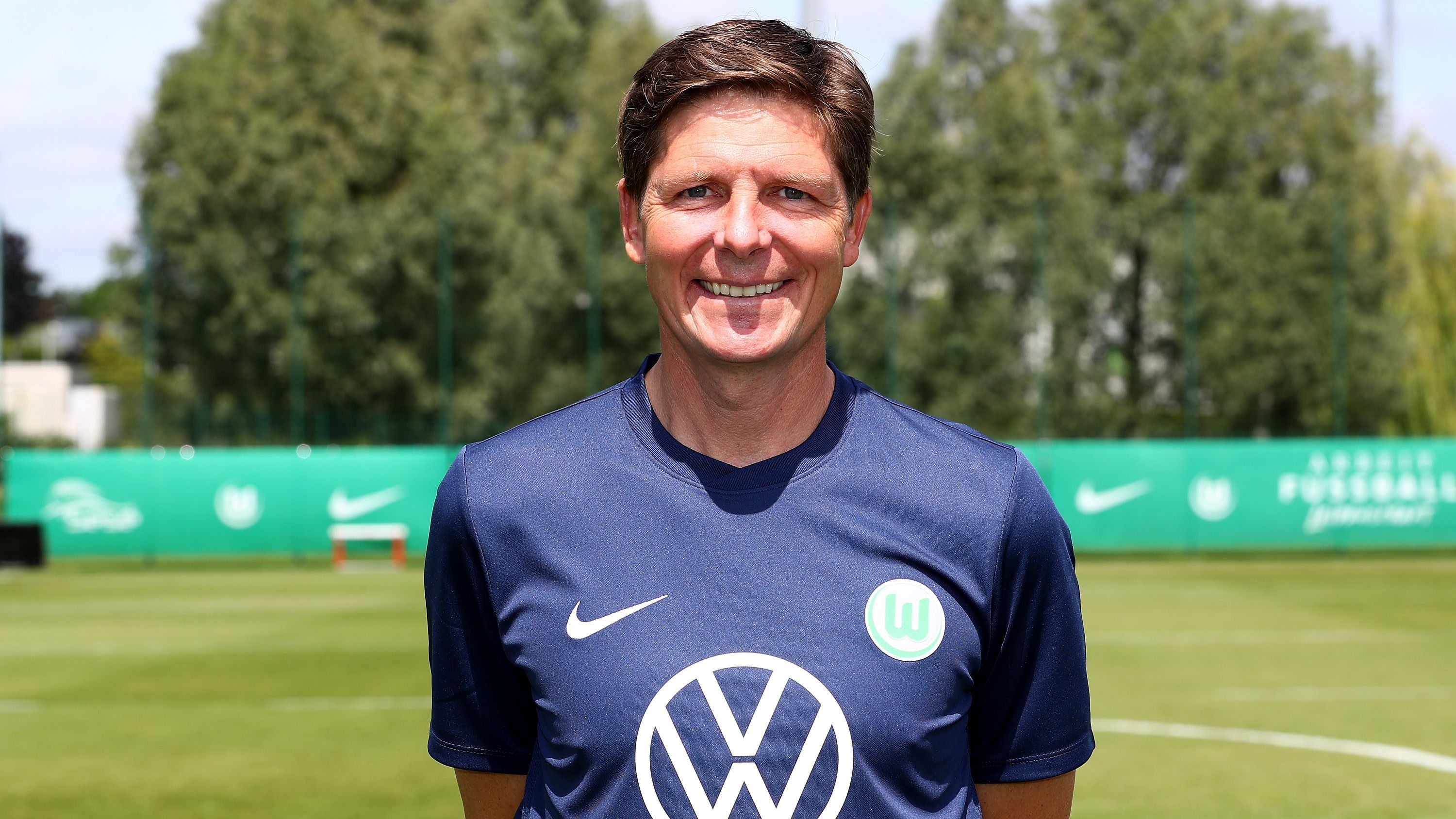 
                <strong>Oliver Glasner (VfL Wolfsburg)</strong><br>
                Oliver Glasner (VfL Wolfsburg)Die Nachfolge, die Oliver Glasner beim VfL Wolfsburg zum Saisonstart antrat, war sicherlich nicht die einfachste. Doch das, was Glasner mit seinen Wölfen erreicht hat, ist umso stärker. Seitdem der 43-Jährige als Trainer in Wolfsburg arbeitet, kennt man das Wort Niederlage beim VfL nicht mehr. Die Wolfsburger Abwehr ist mit nur fünf Gegentoren nach acht Spieltagen die beste Abwehr der Liga, Tabellenplatz zwei ist da nur die logische Schlussfolgerung. Oliver Glasner macht einen exzellenten Job beim VfL, seine Spielidee geht auf. Hinzu kommt: Man hat das Gefühl, dass es einfach passt, zwischen dem Österreicher und seinen erfolgshungrigen Wölfen.
              