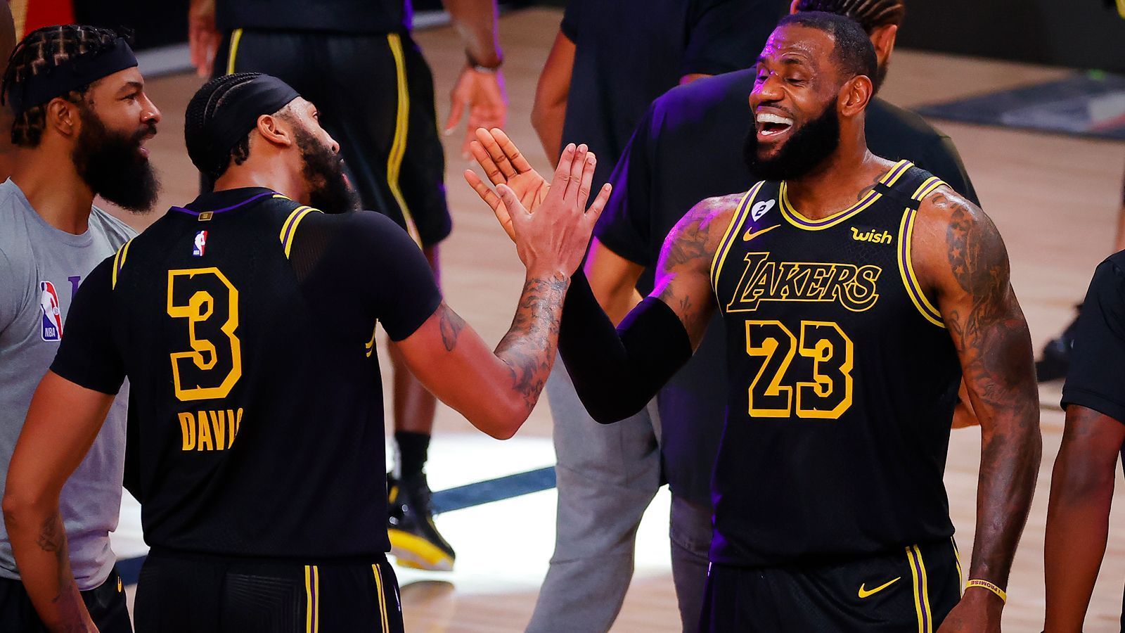 
                <strong>Superstar-Duo bringt Lakers zurück zum Erfolg</strong><br>
                Die Unterschrift von LeBron James (rechts) bei den Los Angeles Lakers 2018 löste ein Beben aus. Während die erste Saison an der Westküste ordentlich in die Hose ging, läuft jetzt mit Kumpel Anthony Davis (2. von links) alles besser. Der zweite Superstar bringt den Erfolg. Davis legte in den Playoffs pro Spiel 28,8 Punkte auf, LeBron 26,7. Viel mehr braucht es nicht. Wenn beide auf ihrem besten Level spielen, wird es für jedes Basketball-Team der Welt schwer, die Lakers zu stoppen. James, der die NBA 2012 und 2013 mit den Heat gewann, kann sich nun auch mit seinem dritten Team zum Champion kühren.
              