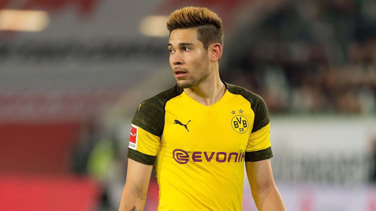 
                <strong>Raphaël Guerreiro (25) </strong><br>
                Der portugiesische Europameister hat bei seinem Wechsel 2016 einen Vierjahresvertrag bis 2020 unterschrieben, den würde der BVB gerne mit dem Nationalspieler verlängern. Auch wenn der Portugiese kein absoluter Stammspieler ist, deutet der 25-Jährige immer wieder an wie wertvoll er für den BVB ist. Der 31-fache Nationalspieler ist variabel im zentralen Mittelfeld und auf der linken Seite einsetzbar und zudem torgefährlich. Vier Tore in sechs Spielen in der Königsklasse sowie fünf Torvorlagen und zwei Tore in der Bundesliga sprechen für die Offensivstärke Guerreiros. 
              