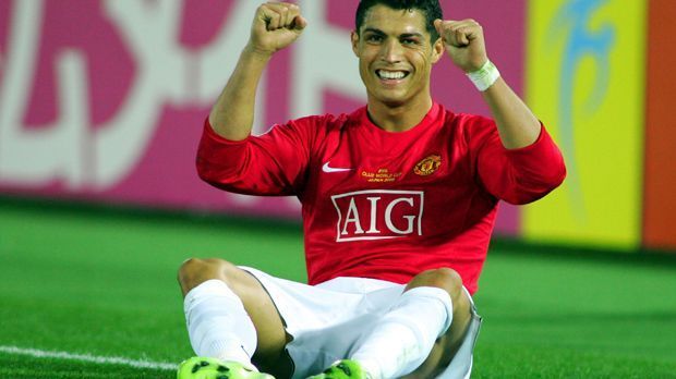 
                <strong>Cristiano Ronaldo</strong><br>
                Ebenfalls Mitglied des exklusiven Klubs ist niemand Geringeres als Cristiano Ronaldo. Der Superstar erzielte sein 50. Premier-League-Tor am 12. Januar 2008 für Manchester United gegen Newcastle. Der Portugiese war damals 22 Jahre, elf Monate und sieben Tage alt.
              